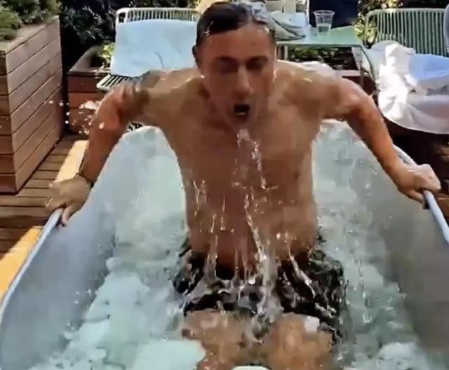 Məşhur müğənni və həyat yoldaşı buzla dolu vannaya girdi!  Cütlüyün çətin anları- VİDEO